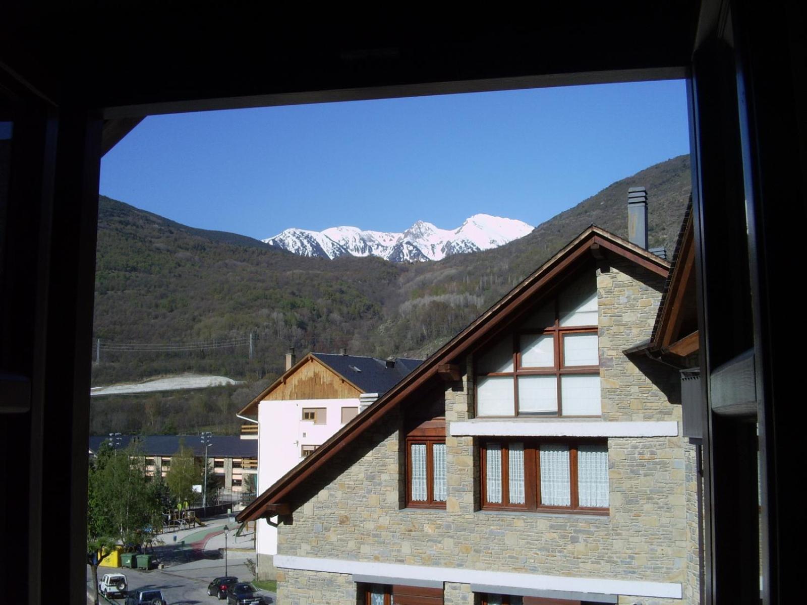 Apartaments Pirinenc Эстерри-д'Анеу Экстерьер фото